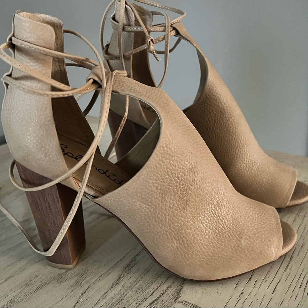 Super cute 🥰 ankle tie heels 👠. Worn once! Great vacation shoe!